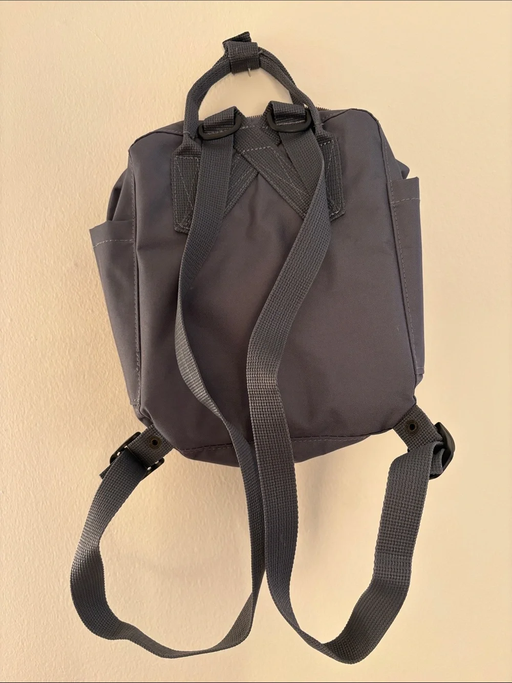 Fjallraven Kånken Mini Backpack in Charcoal with Red Logo